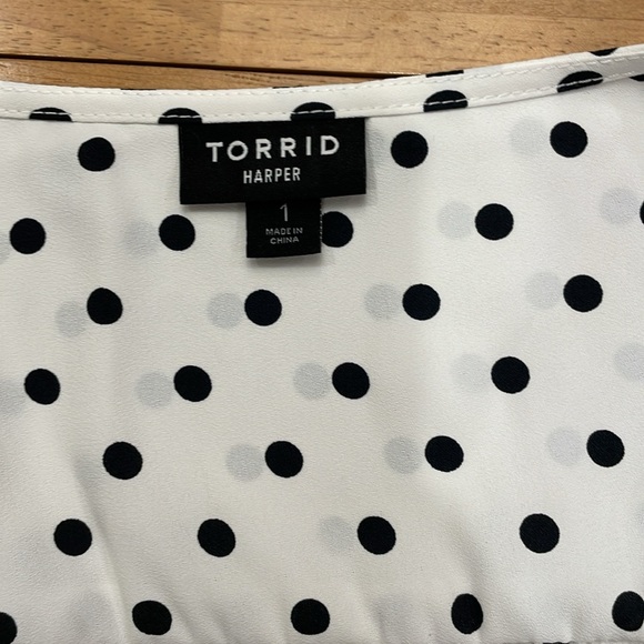 NWOT Torrid Harper Short Sleeve Blouse Size 1X White Black Polka Dots V Neck - Picture 6 of 13